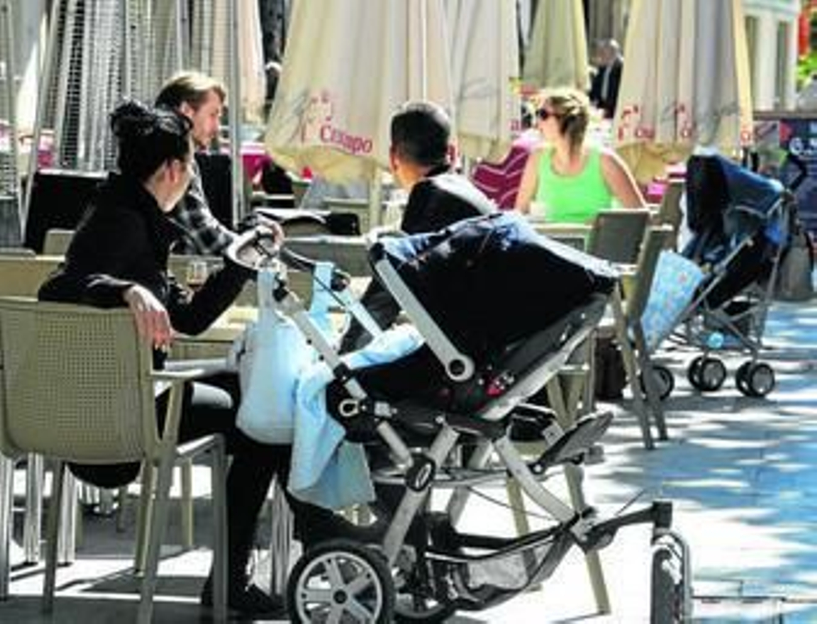 Varias familias con niños pequeños disfrutan de una terracita de la calle Larga de Jerez.