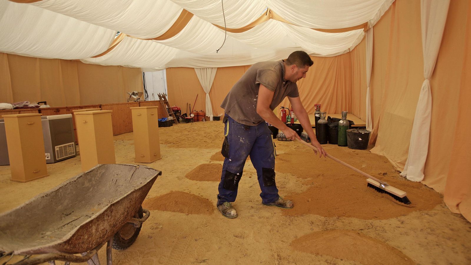 Las casetas también ha estado trabajando para tenerlo todo a punto para esta noche.