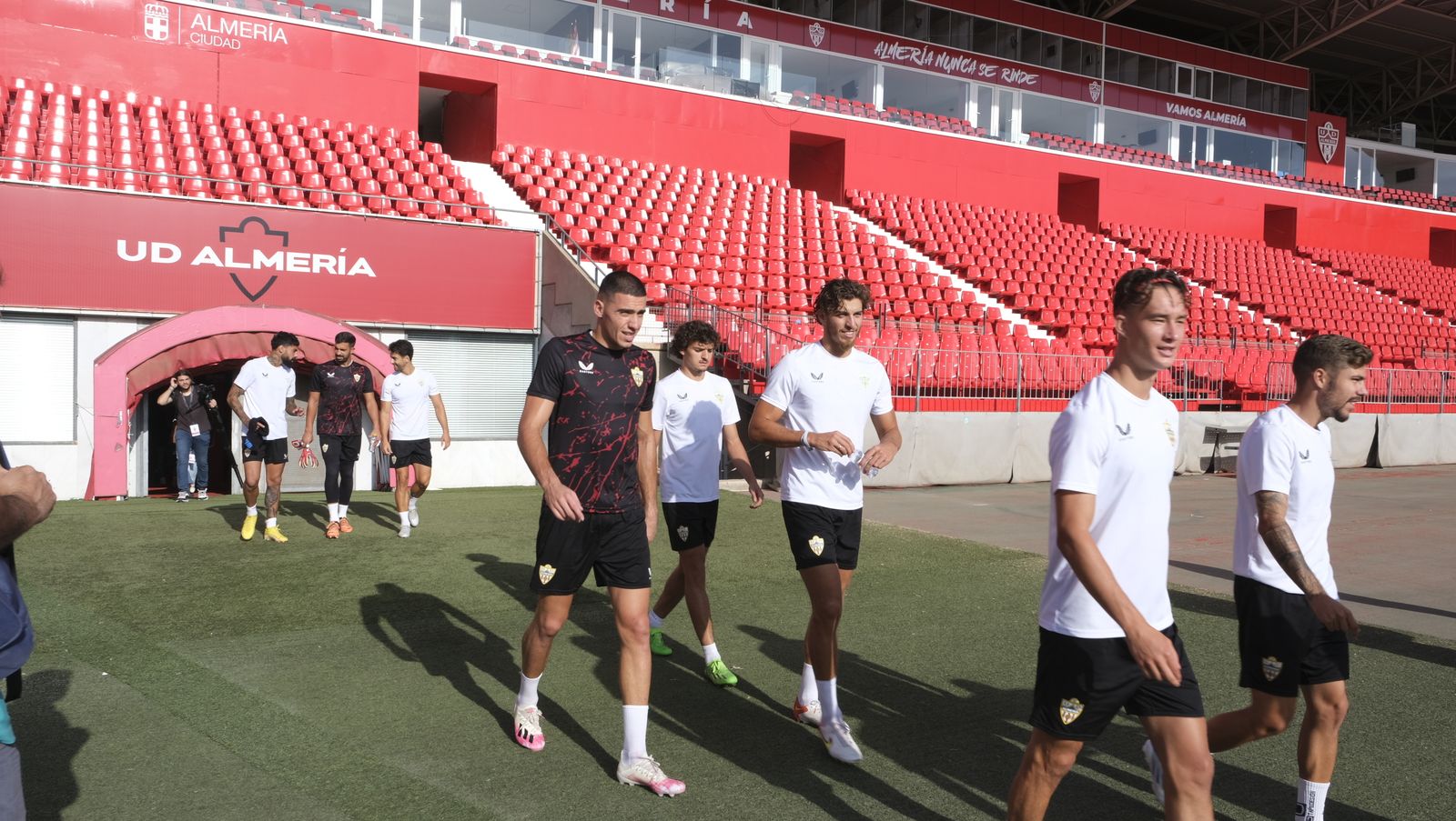 Imágenes de la visita de la Alcaldesa de Almería, María Vázquez, a los jugadores de la U.D. Almería