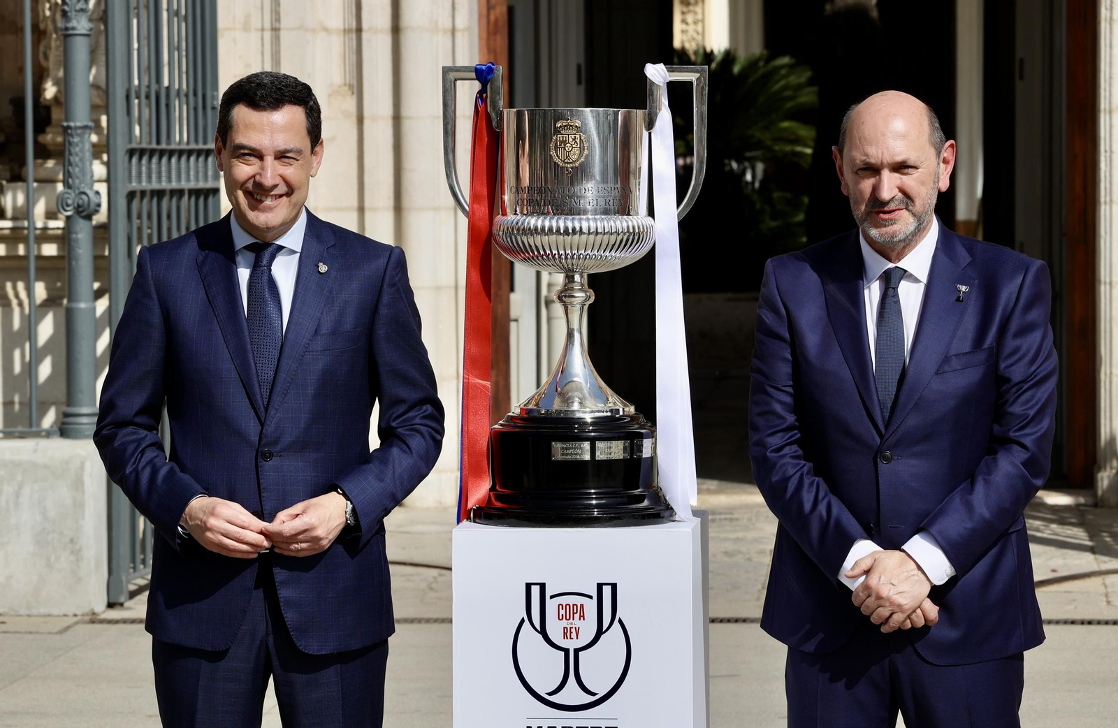 El presidente de la Junta de Andalucía recibe la Copa del Rey e inaugura la exposición "Los reyes de la Copa"