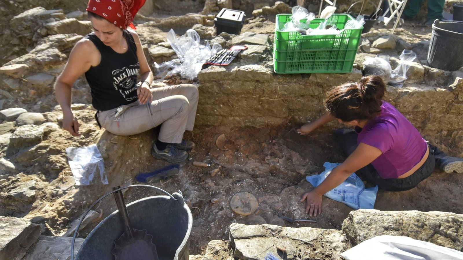 Dos arqueólogas trabajan en una zona del yacimiento