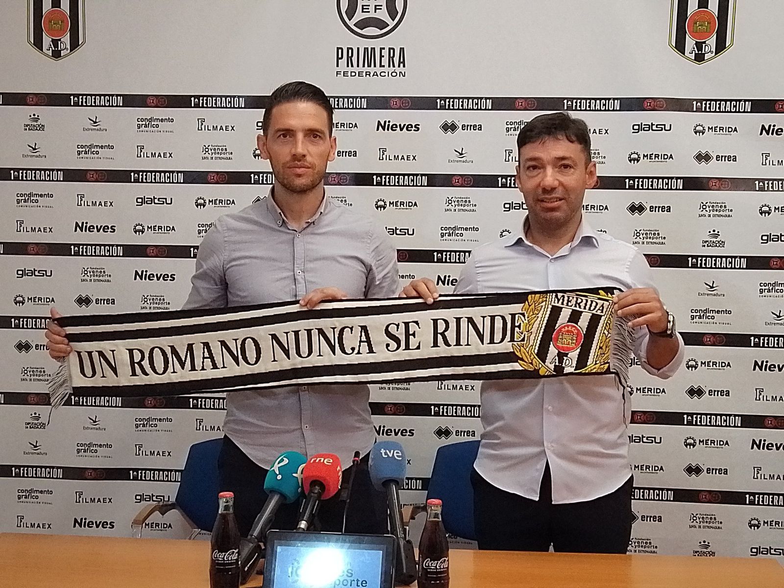 Rai (d), el nuevo técnico del Mérida, presentado por el club.
