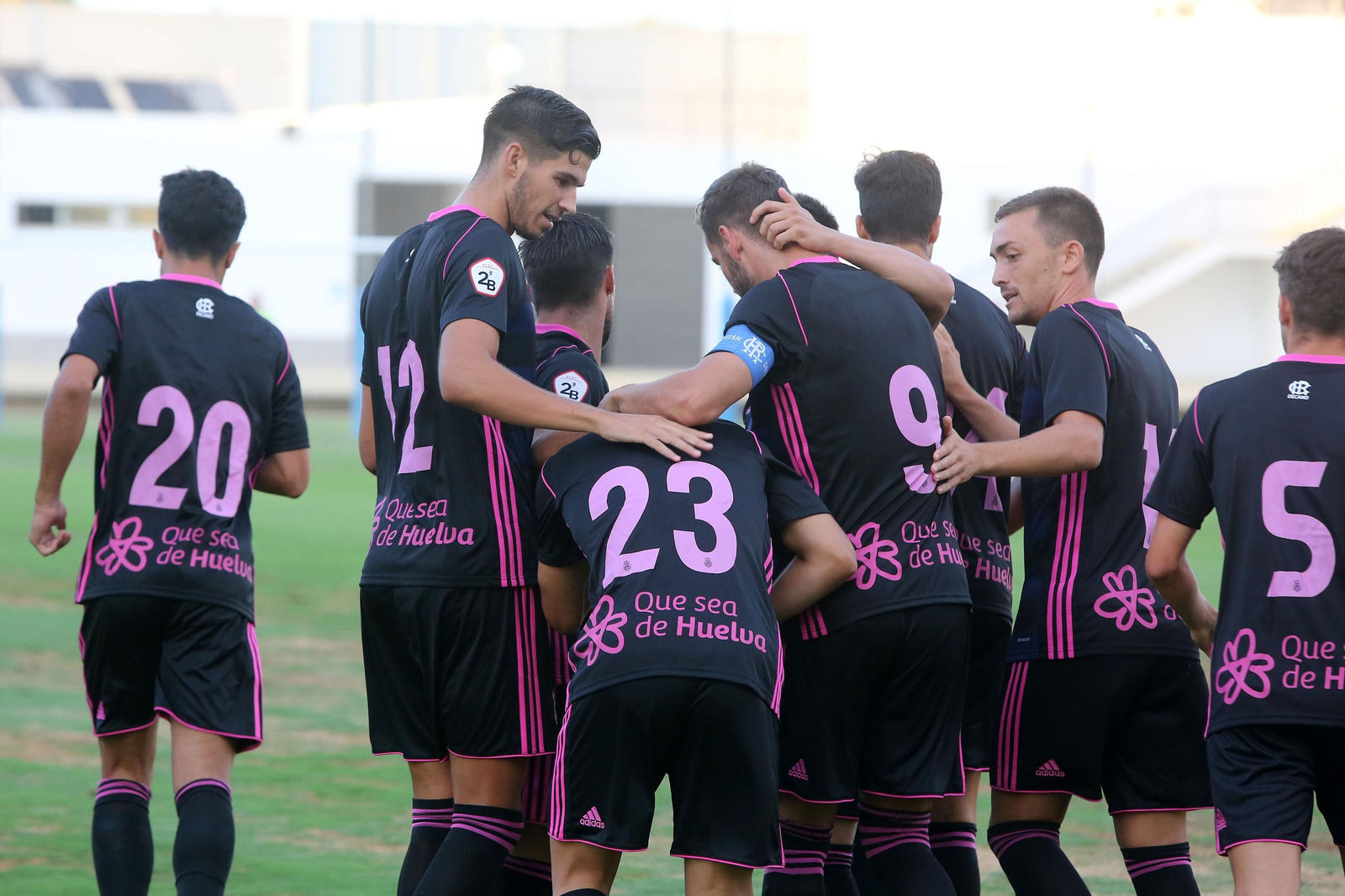 Los jugadores del Recreativo celebran un gol en Lepe, en el último amistoso.