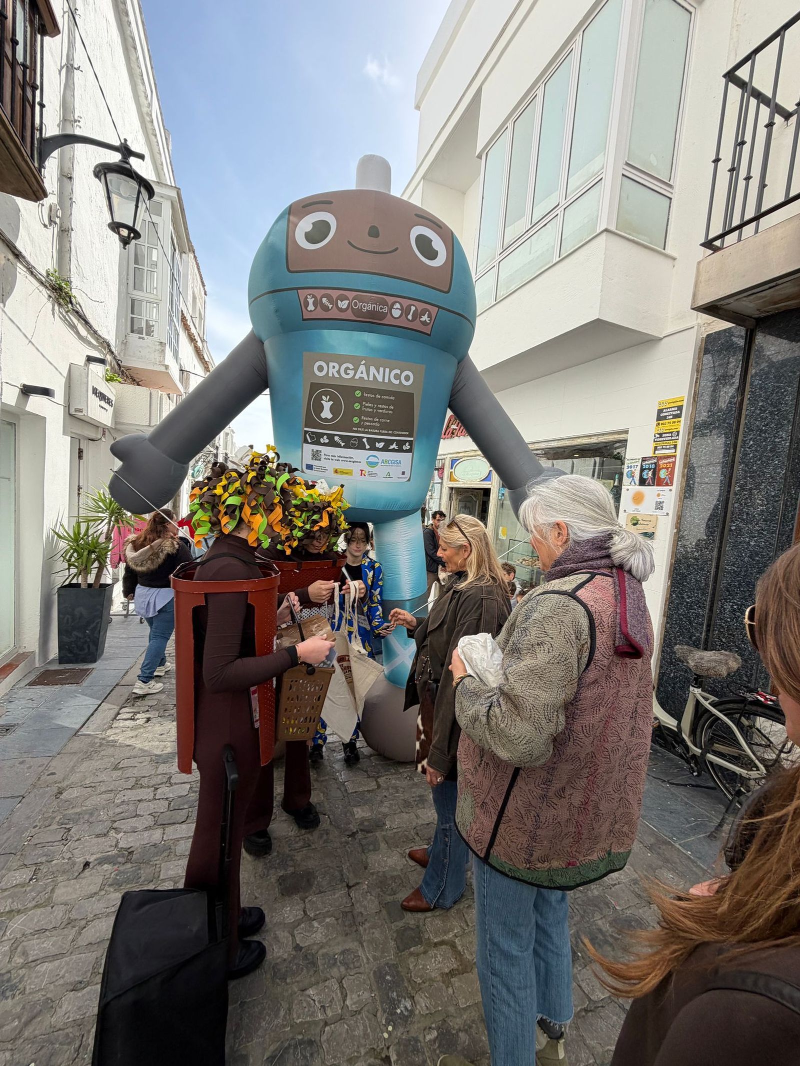 La campaña de la Mancomunidad y Arcgisa para el uso del contenedor marrón llega a Tarifa