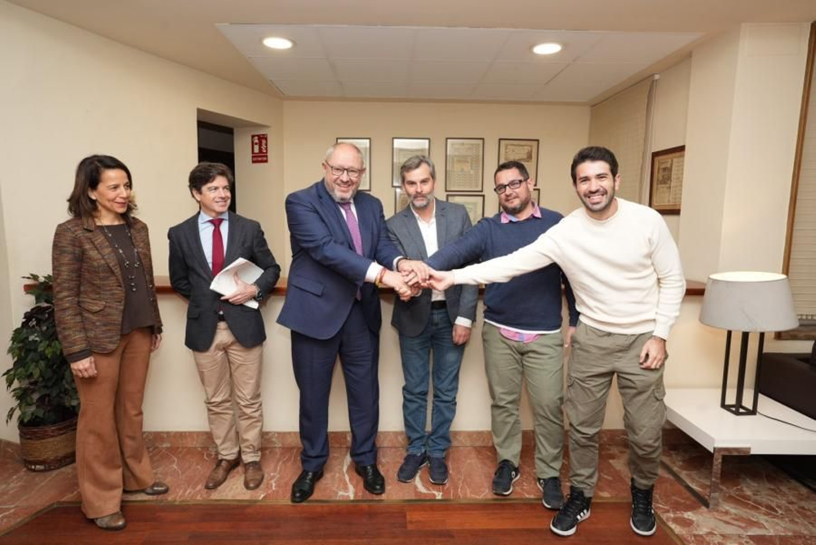 Los emprendedores y el rector de la UCO tras la firma de las escrituras.