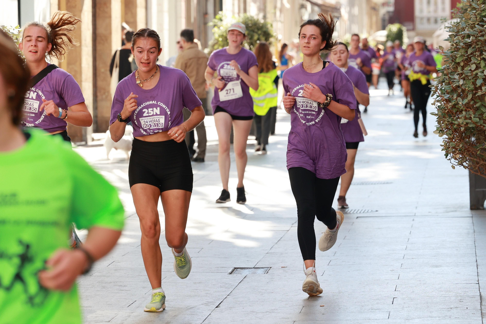 Todas las imágenes de la carrera contra la violencia de género en Cádiz