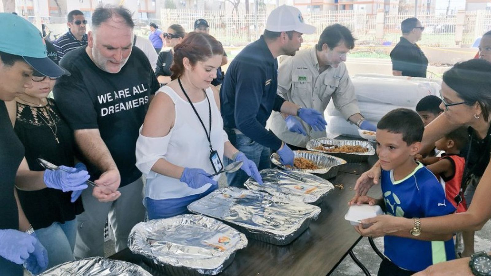 El chef José Andrés atiende a afectados del huracán María.