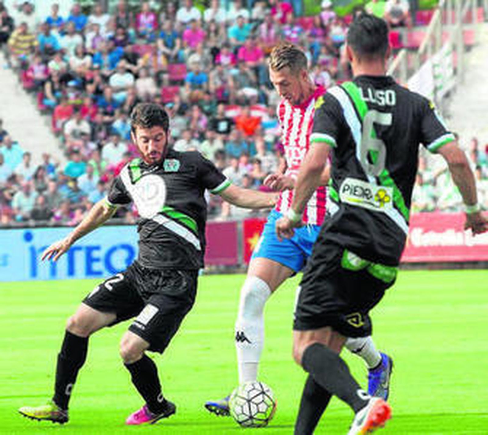 El jugador del Girona Lejeune disputa la pelota con el cordobesista Nando.