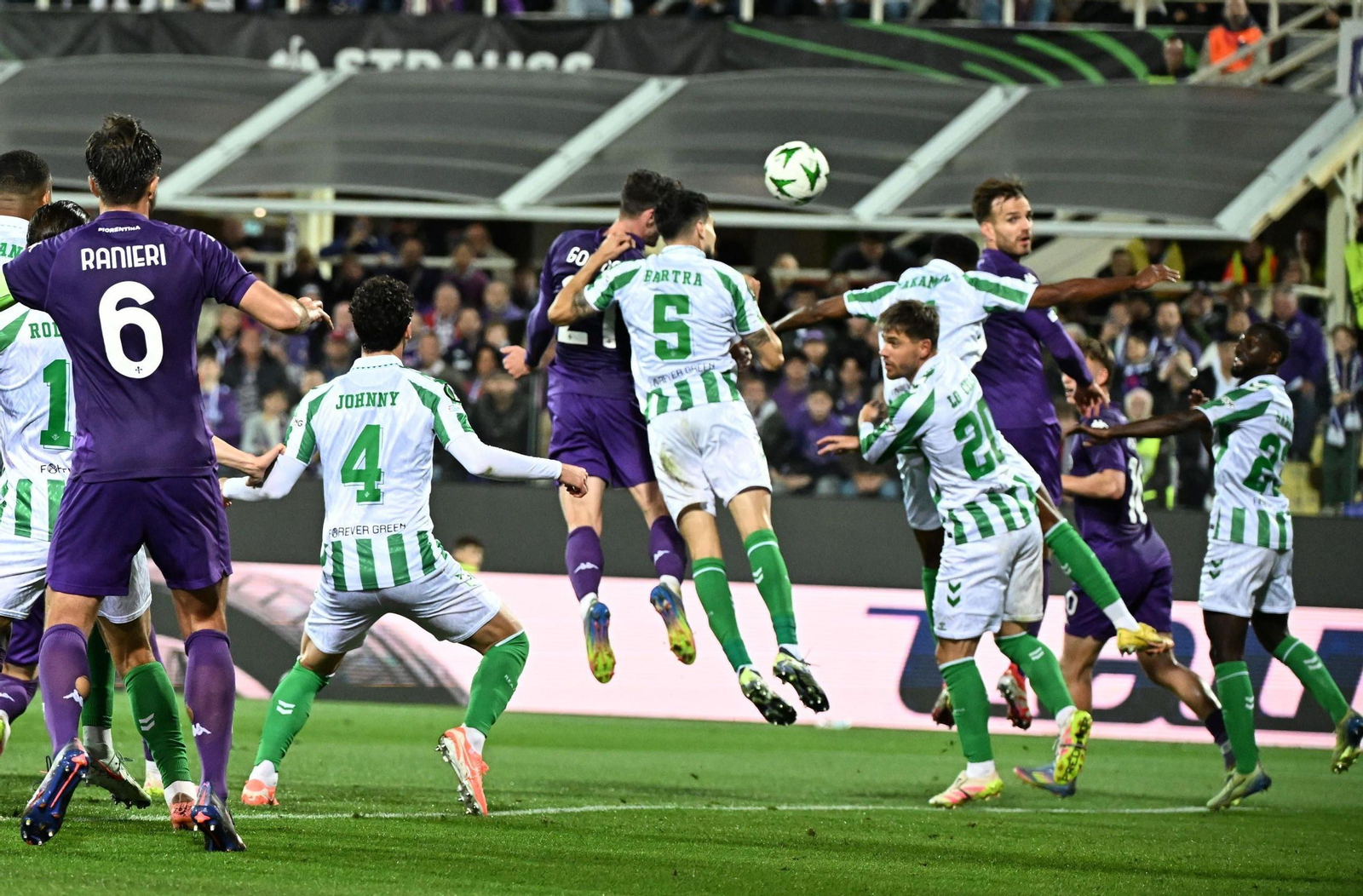 Bartra salta con Gosens en el segundo gol de la Fiorentina.