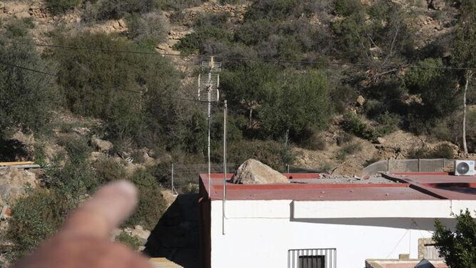 Roca sobre una vivienda del Barranco del Caballar.