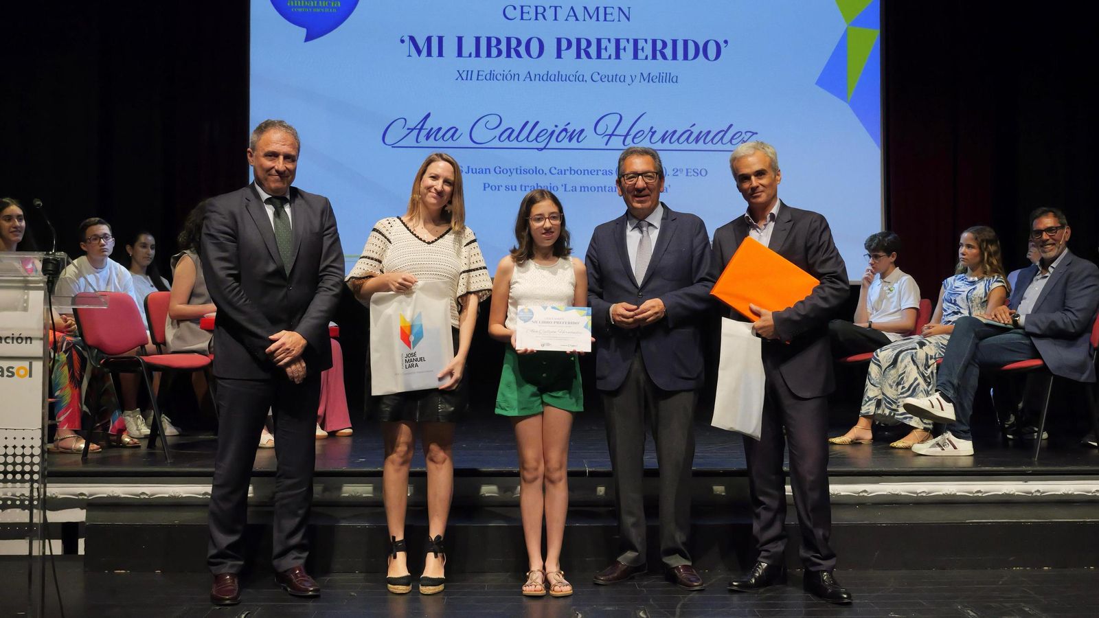 La joven Ana Callejón Hernández de Carboneras recibiendo su galardón.