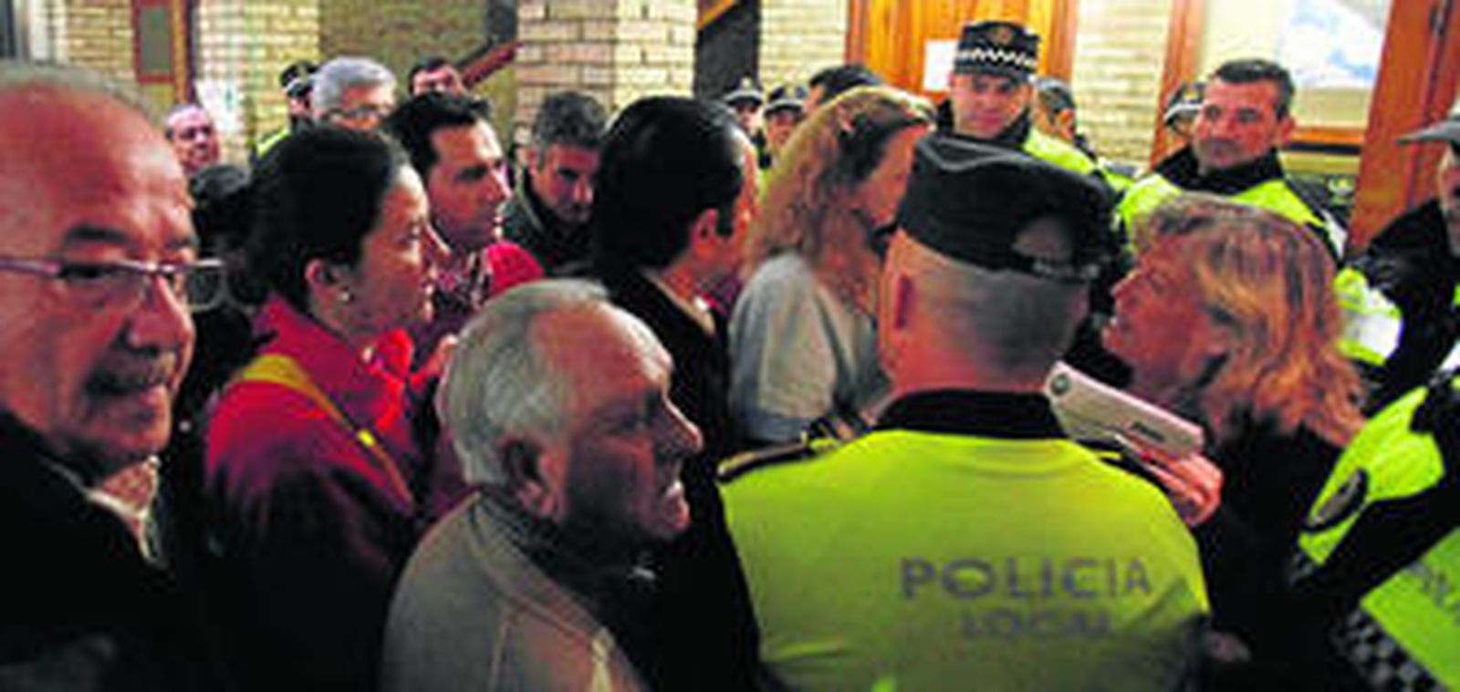 Trabajadores de Coria del Río protestan durante el Pleno en el que se debatían los ajustes, bloqueados finalmente por la oposición.