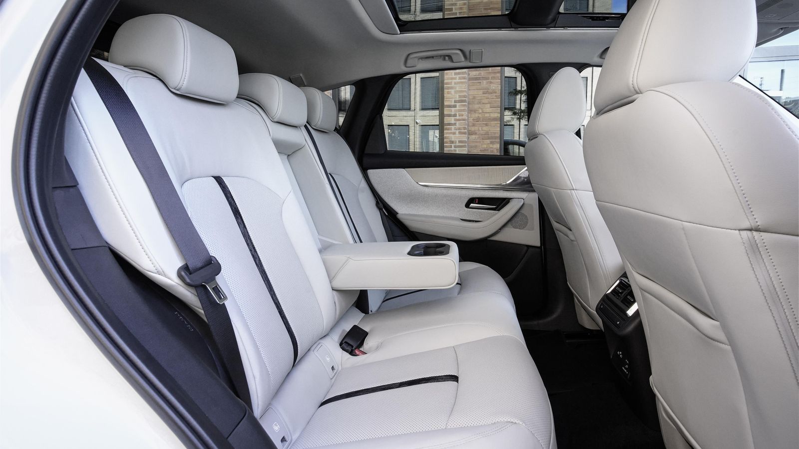 La batería queda situada bajo el piso, de forma imperceptible y sin restar espacio al maletero. En las plazas traseras, con mejor anchura que espacio longitudinal, el túnel de transmisión apenas se eleva 8 cm y ocupa 22 a lo ancho.