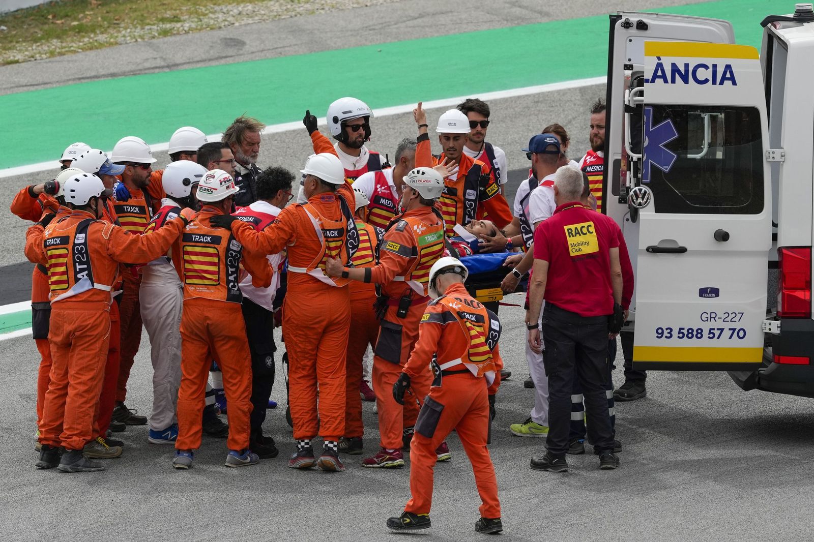 Las cariñosas fotos de Piqué, Clara Chía en el Mundial de Motos en Montmeló
