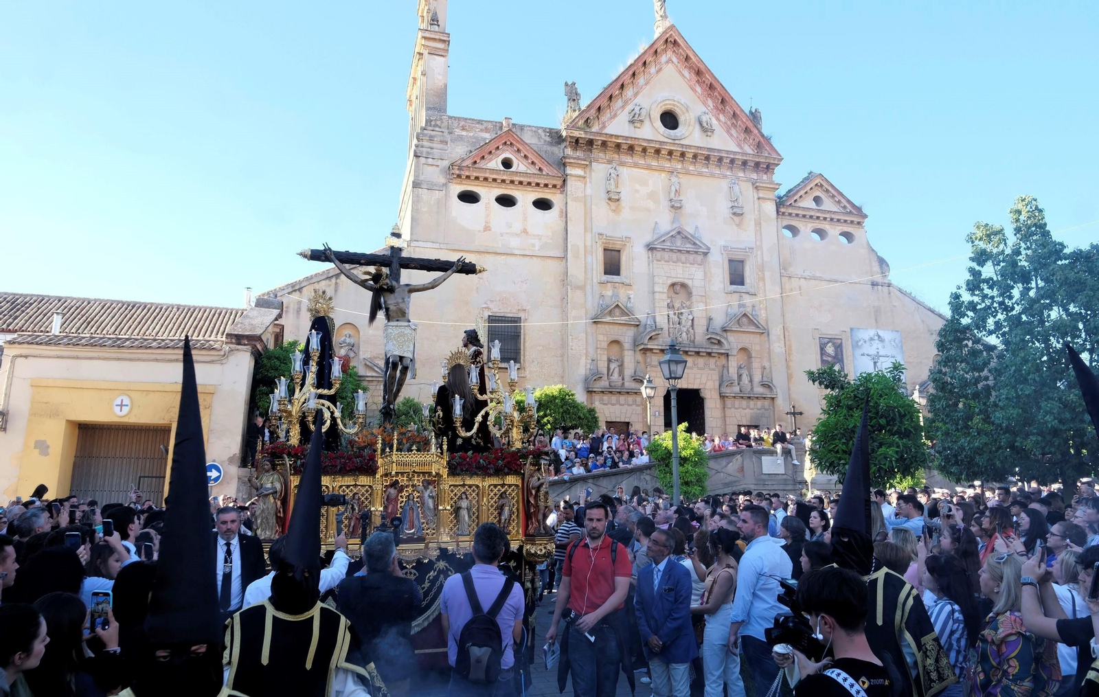 Jueves Santo en Córdoba: la procesión del Cristo de Gracia, en imágenes