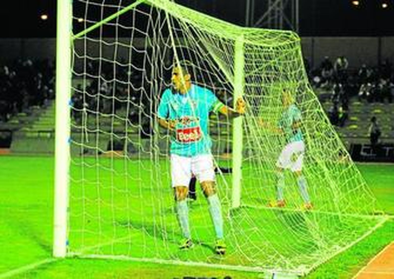 El atacante azulino Pedro Carrión, que será de nuevo duda, se agarra a la red de una de las porterías del estadio Iberoamericano.