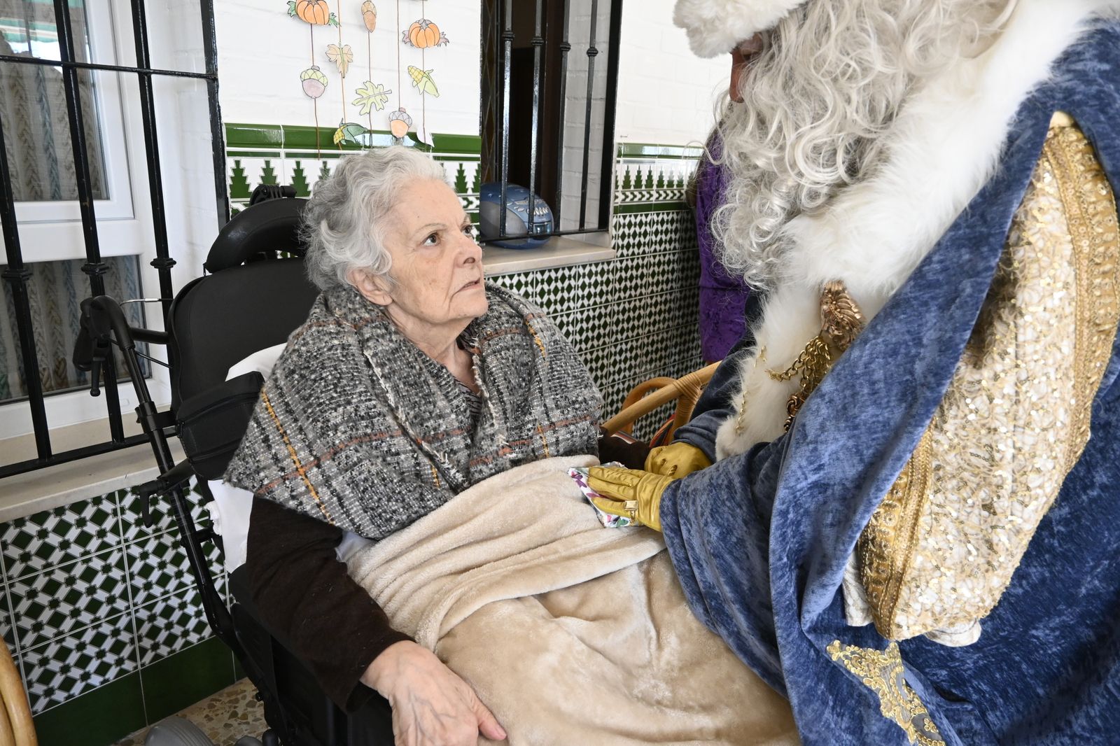 Visita de los Reyes Magos a los ancianos de los asilos de Huelva, en imágenes