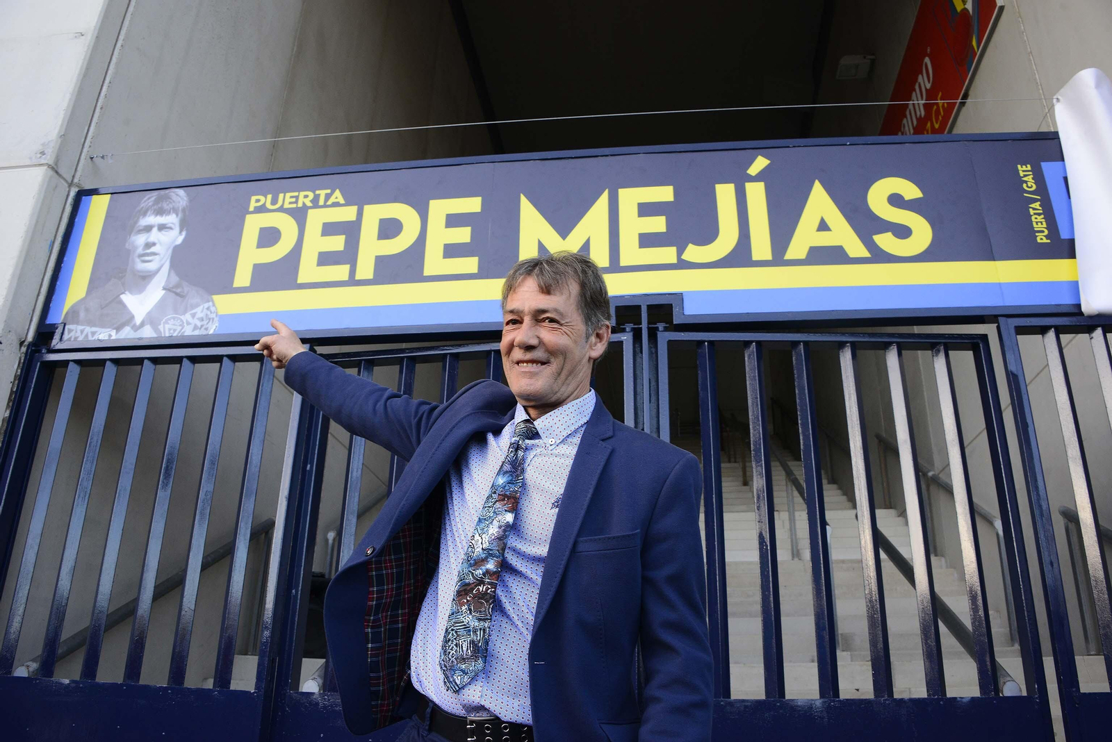 Pepe Mejías, delante de la puerta del estadio Carranza que lleva su nombre.