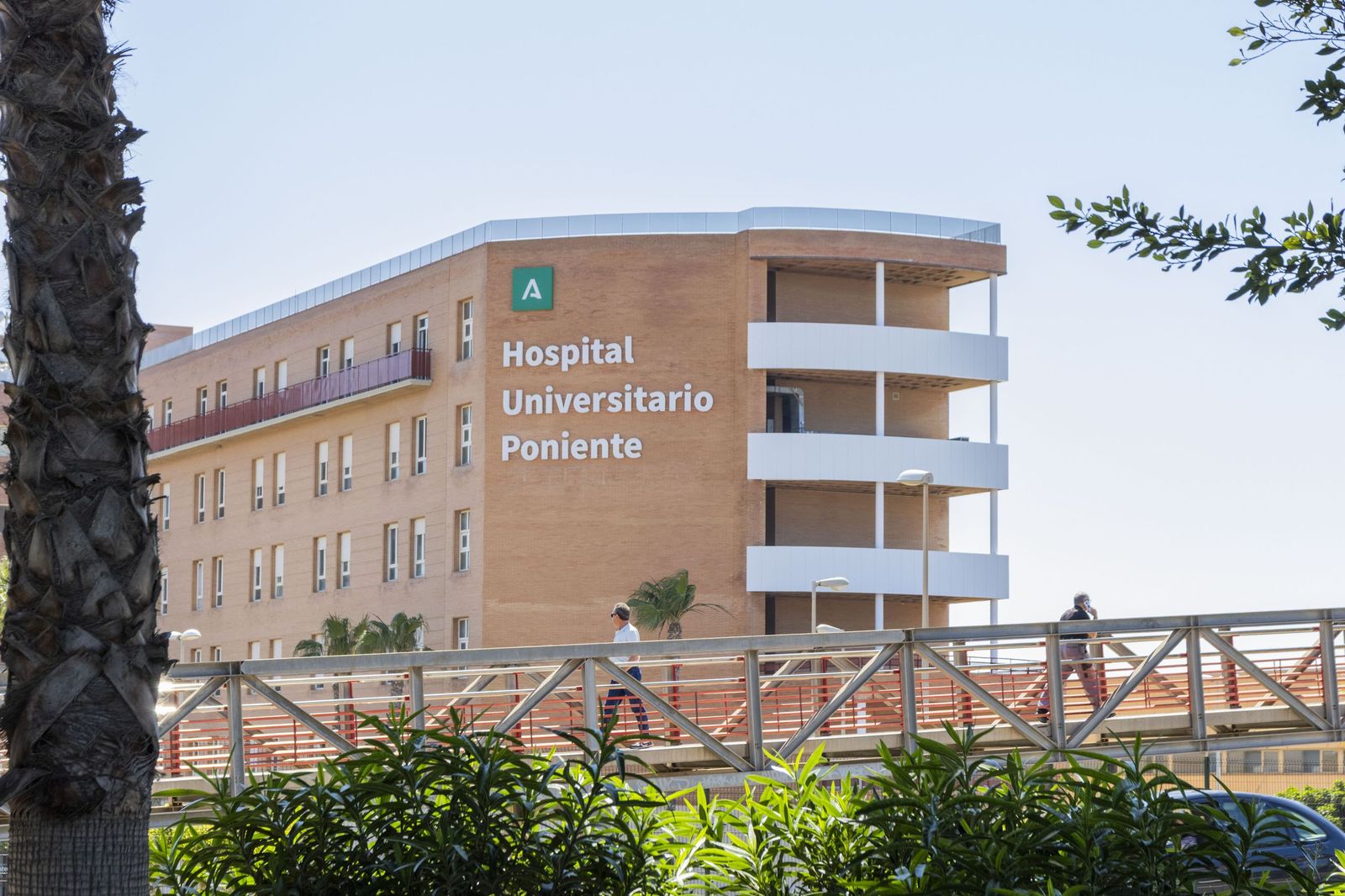 Un agente de la Guardia Civil tuvo que ser trasladado al Hospital de Poniente.