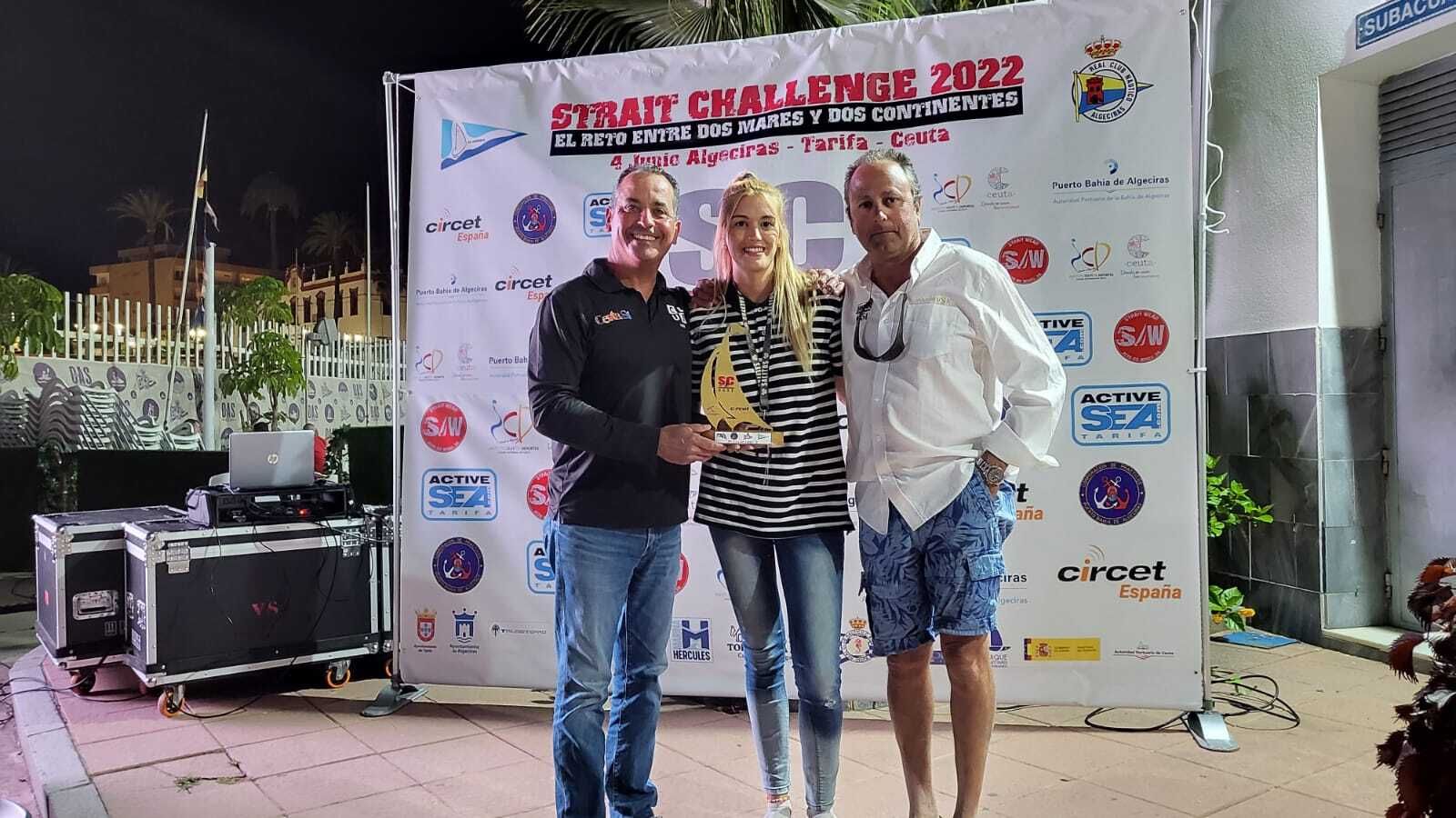 Paco Ruiz y Sergio Llorca recibieron su premio, de manos de Joana.