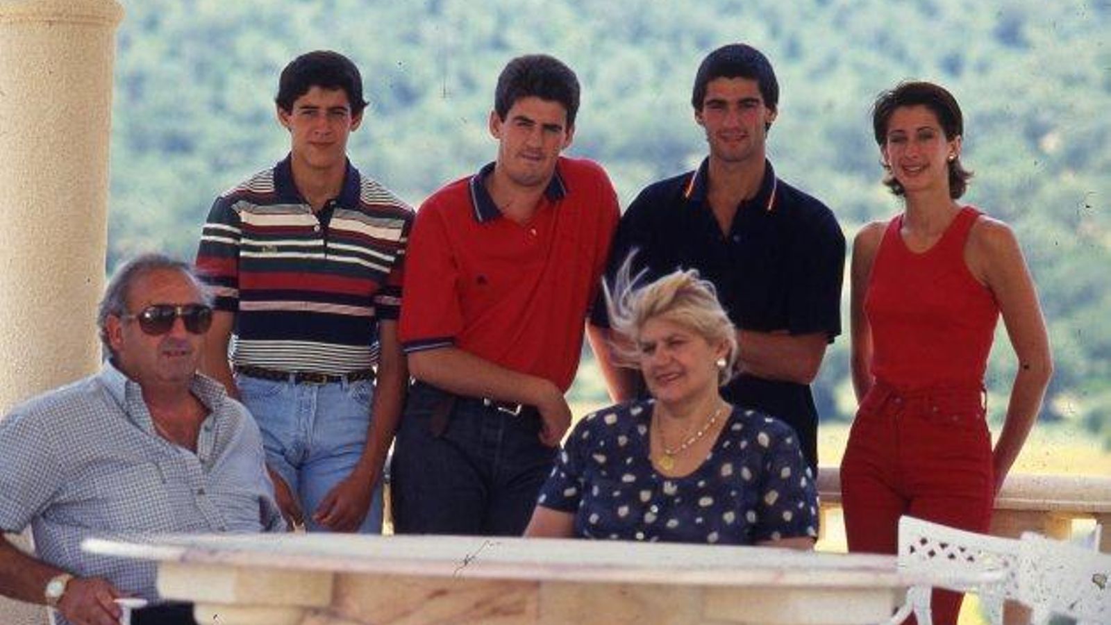 Carmen Bazán y el difunto Humberto Janeiro junto a sus cuatro hijos.