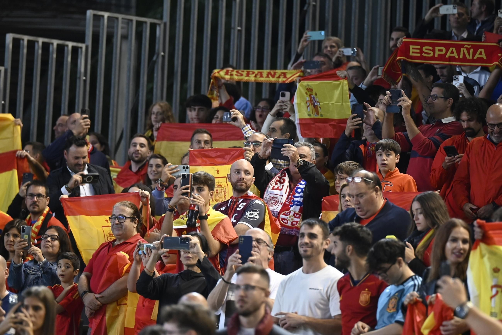 Las mejores fotos del ambiente en el España - Serbia de El Arcángel, en Córdoba
