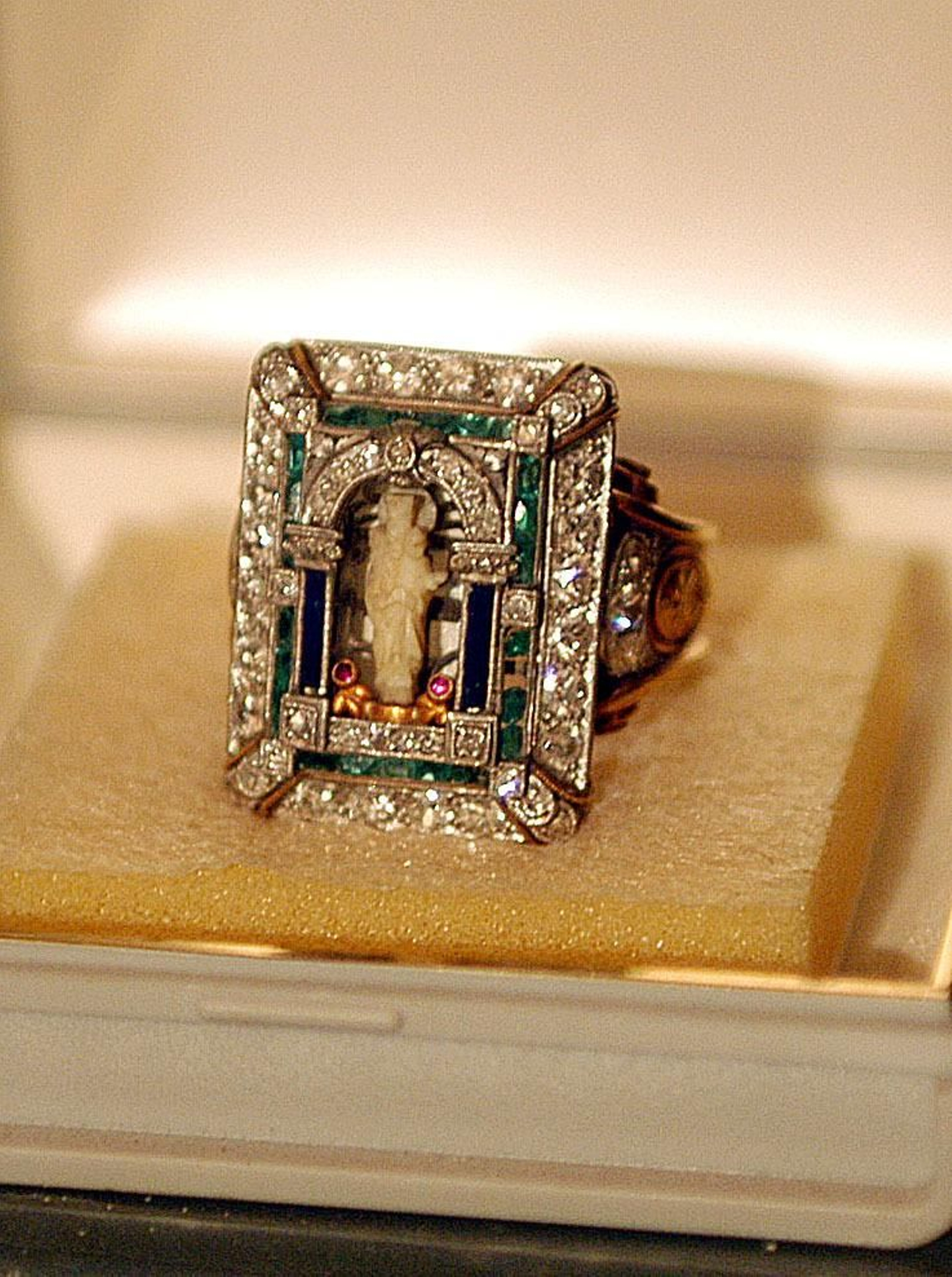 Uno de los anillos del ajuar.