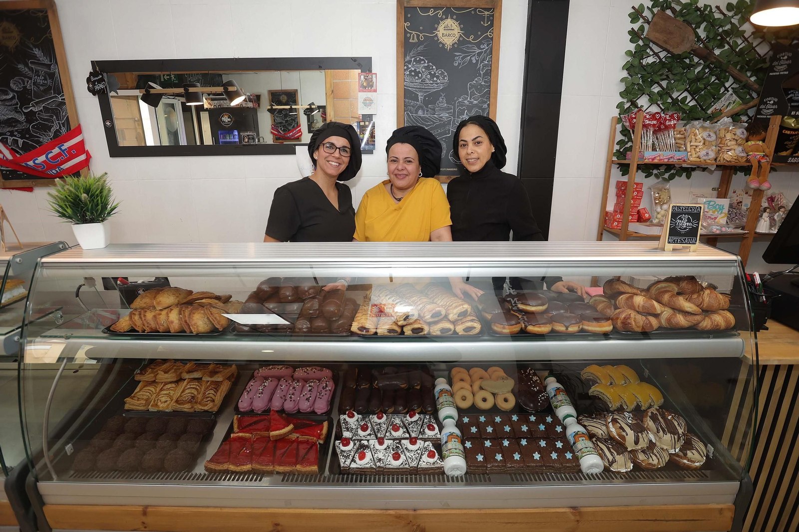 Pastelería 'La Negra': una vitrina llena de tradición y alegría