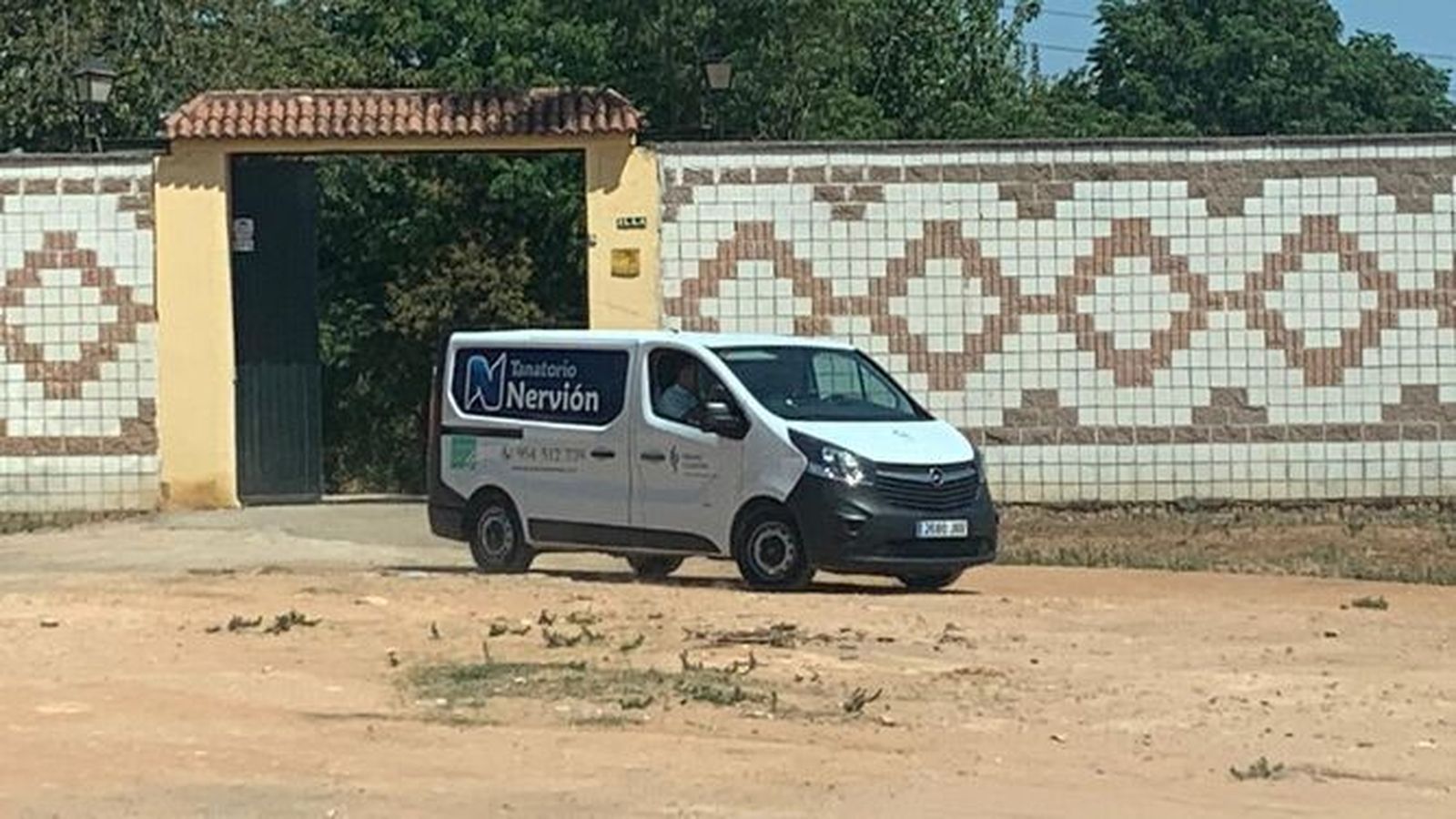 Un furgón funerario sale del escenario de los crímenes