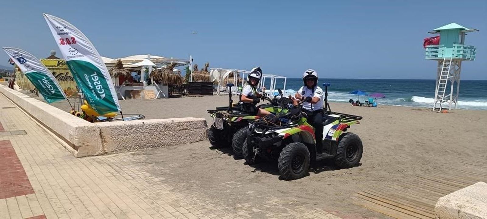 Policías vigilan la playa de Levante de La línea.
