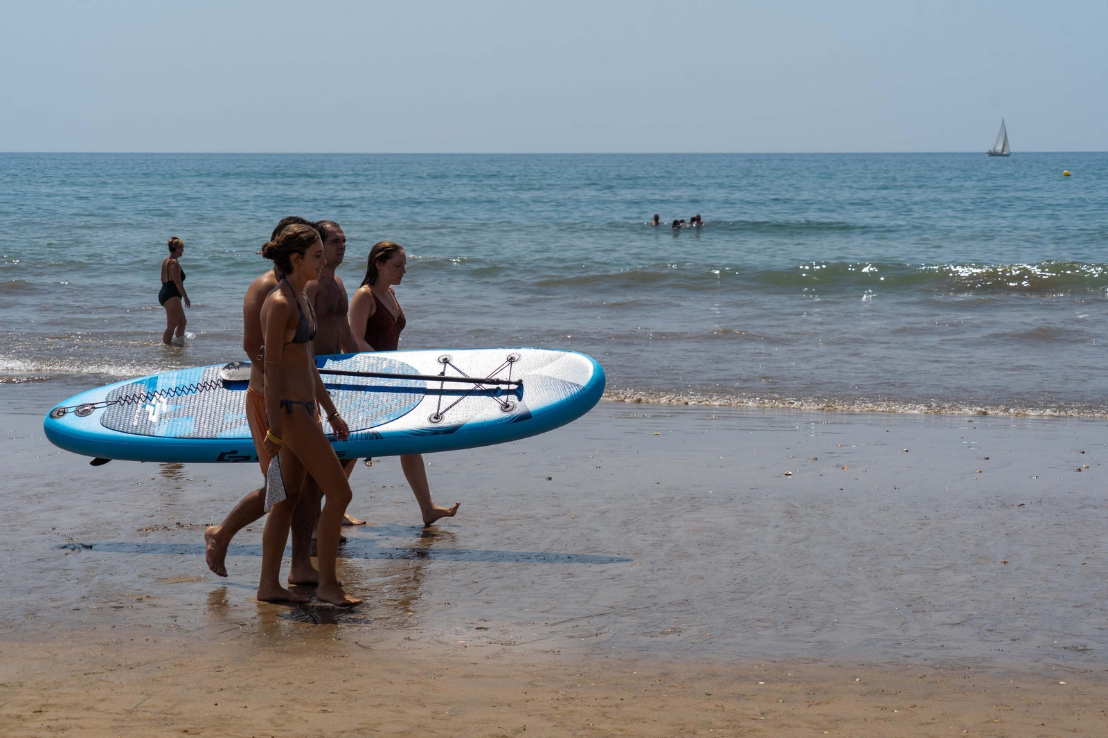 Imágenes de la mañana en las playas de Punta Umbría marcadas por la alerta roja