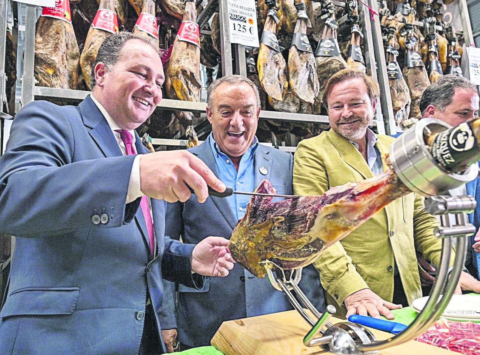 El presidente de la Diputación de Huelva, David Toscano, cortando jamón.