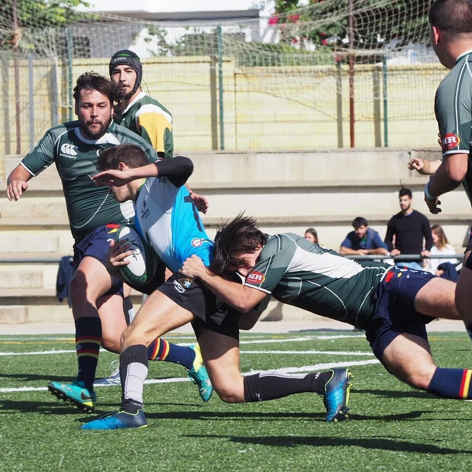 Un jugador rival intenta derribar a un jugador del Bifesa Tartessos.
