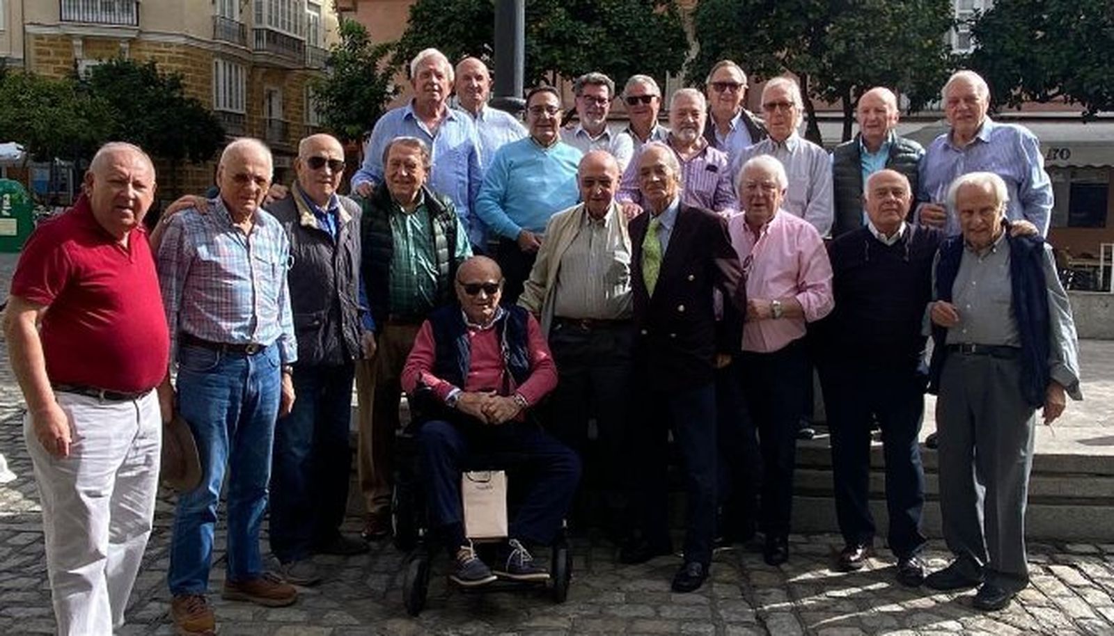 El doctor Nono Copano con Valentín Lasanta, Juan Lamet, Antonio Grimaldi, Vicente Zapata, Nacho García-Agulló, Juan Sanles, Juan Castellví, Valerio Calleja, Pacho Hidalgo, Paco Vázquez, Ricardo Álvarez, Pepe Lacave, Pérez Chacon, Enrique Pérez Benítez, Guillermo Boto, Alicio Romero, Baldomero Andrades, Marcos Zilbermann y Jesús Acosta, durante el festejo de su 80 cumpleaños.