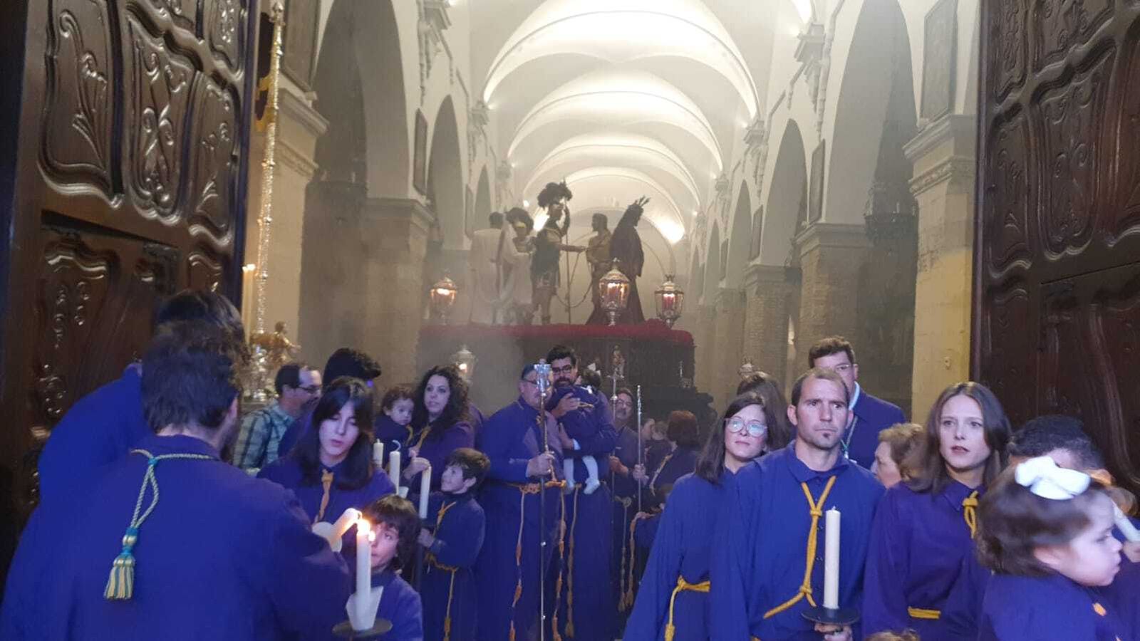 Jueves Santo en Castro del Río: La procesión de la Santa Vera Cruz, en imágenes