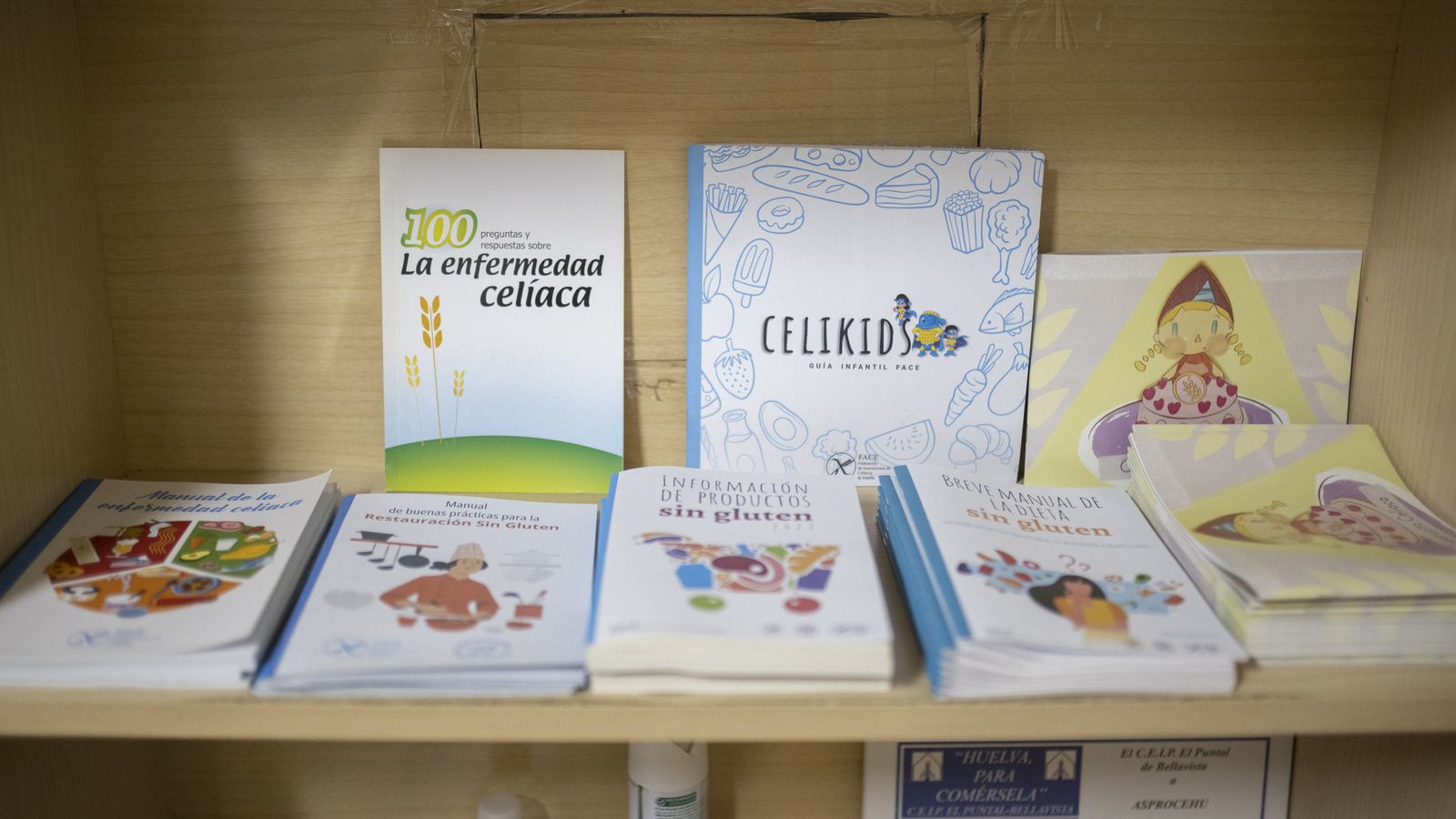 En la sede de Asprocehu cuentan con todo tipo de material informativo para aportar luz a quienes padecen celiaquía