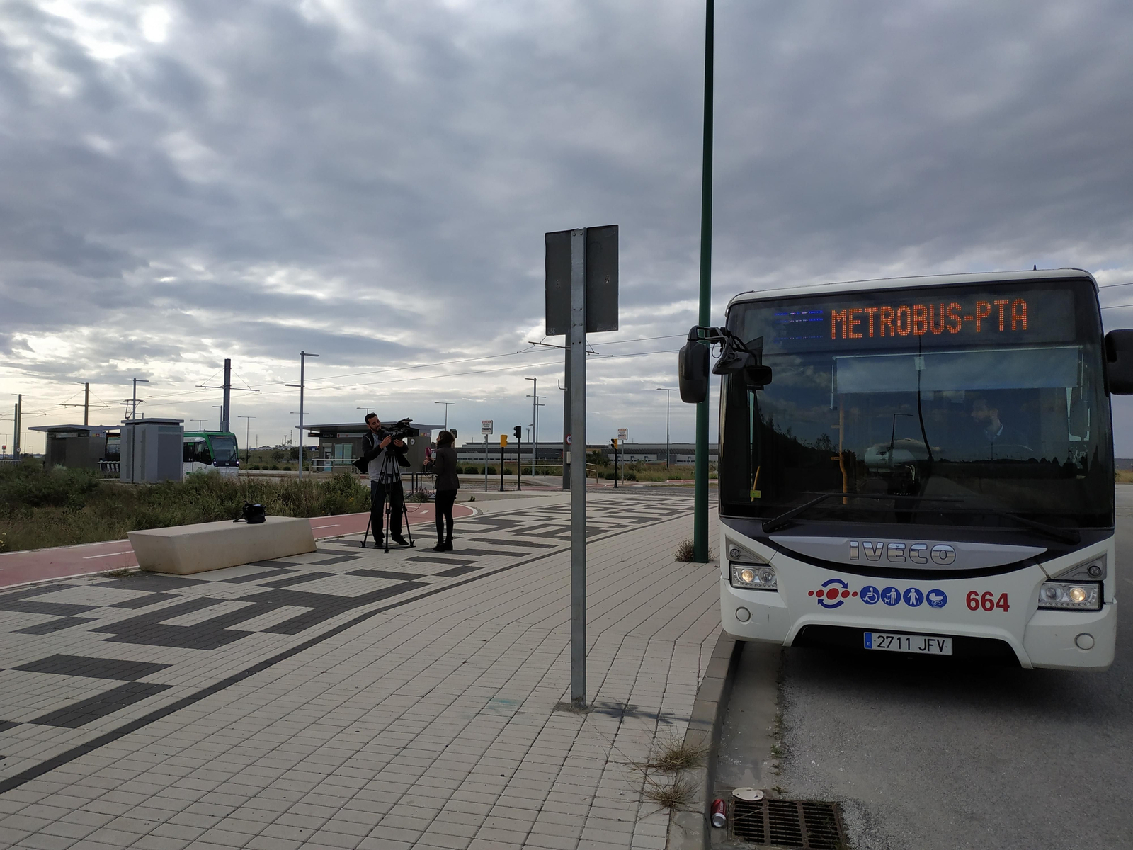 Uno de los autobuses de la lanzadera al PTA y el Metro, al fondo, llegando a la parada Andalucía Tech.