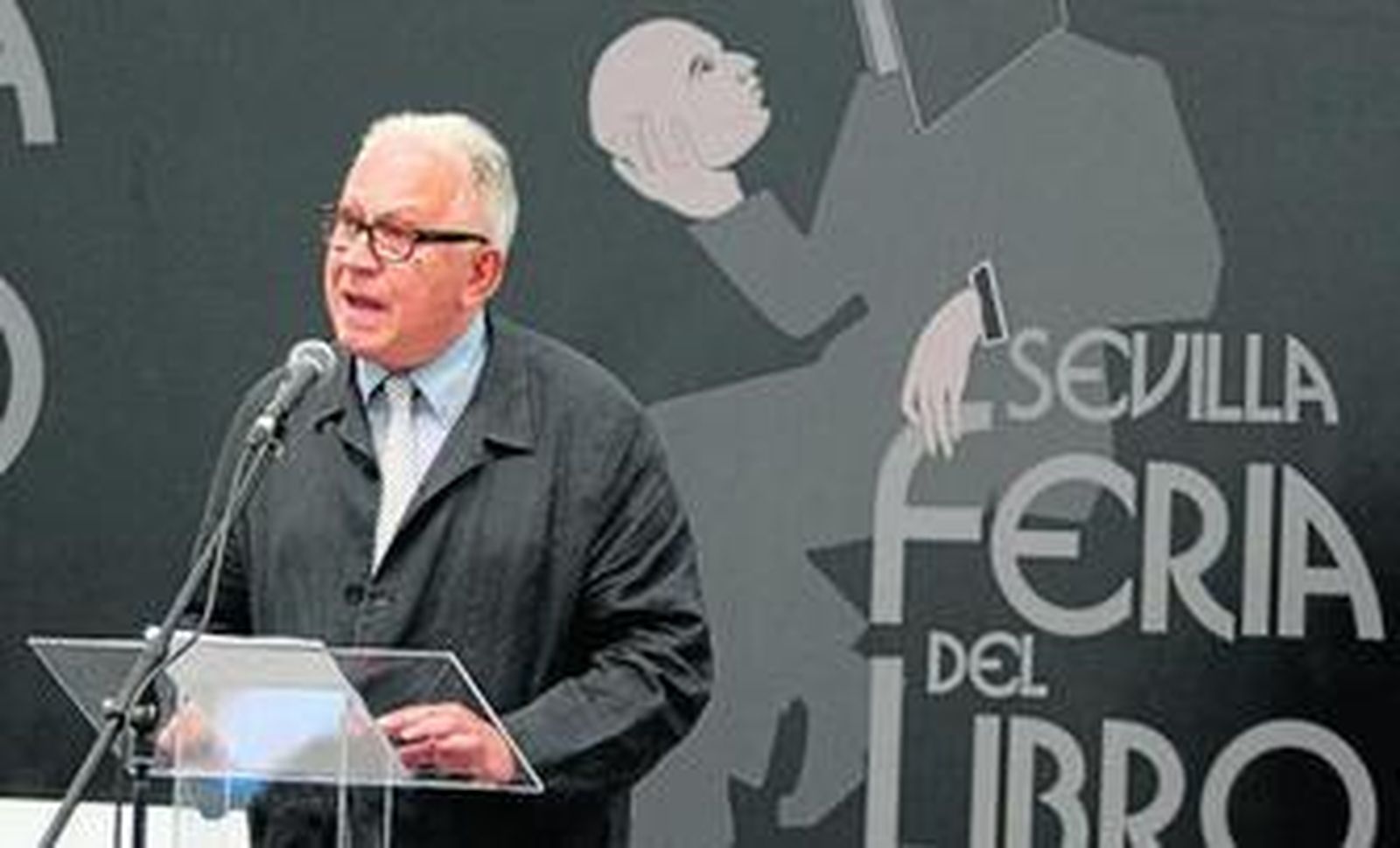 Fernando Delgado, durante su intervención la tarde de ayer en la Pérgola de la Feria del Libro en la Plaza Nueva.