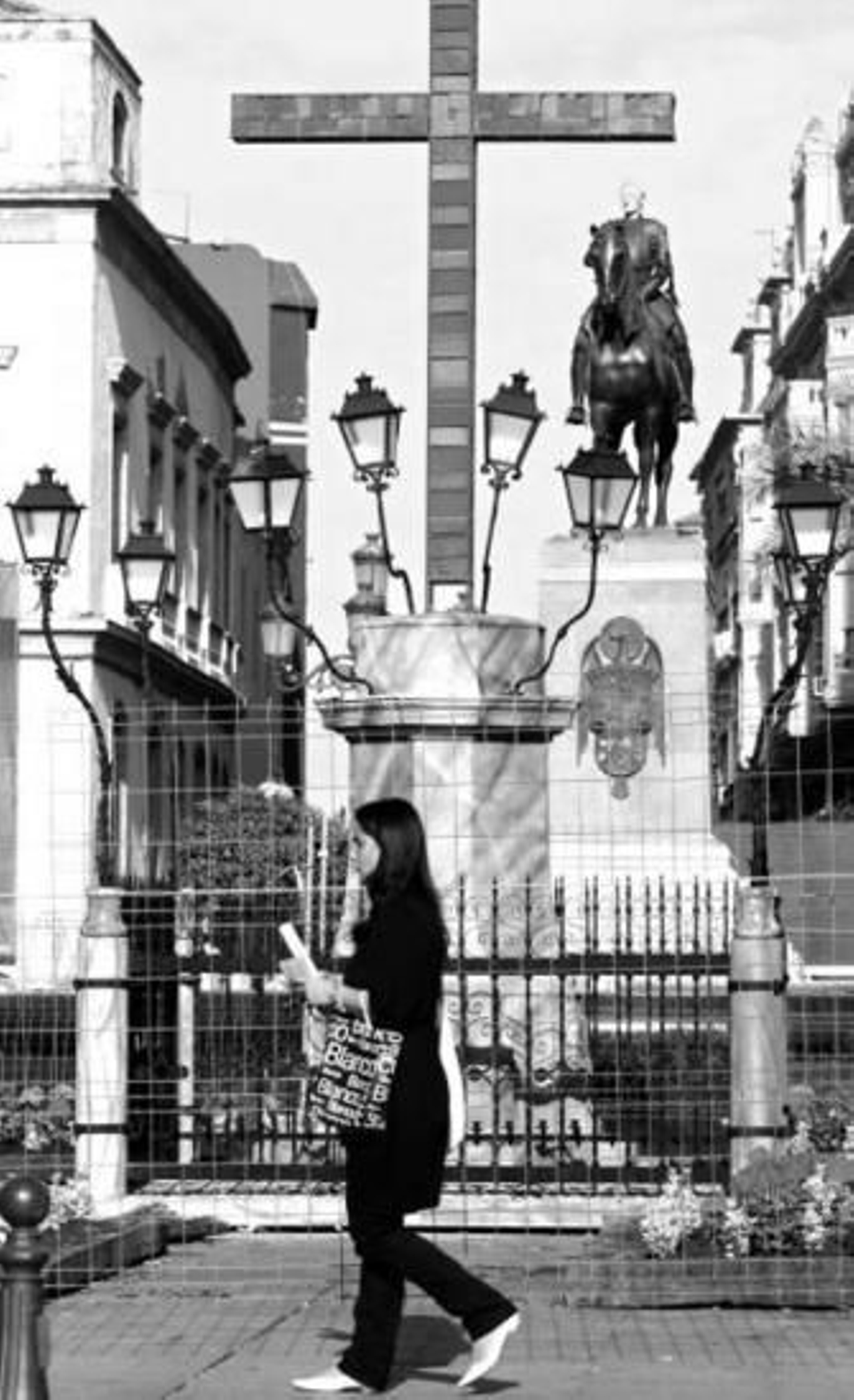 Los servicios de autobuses y trenes aumentan la flota para el próximo puente