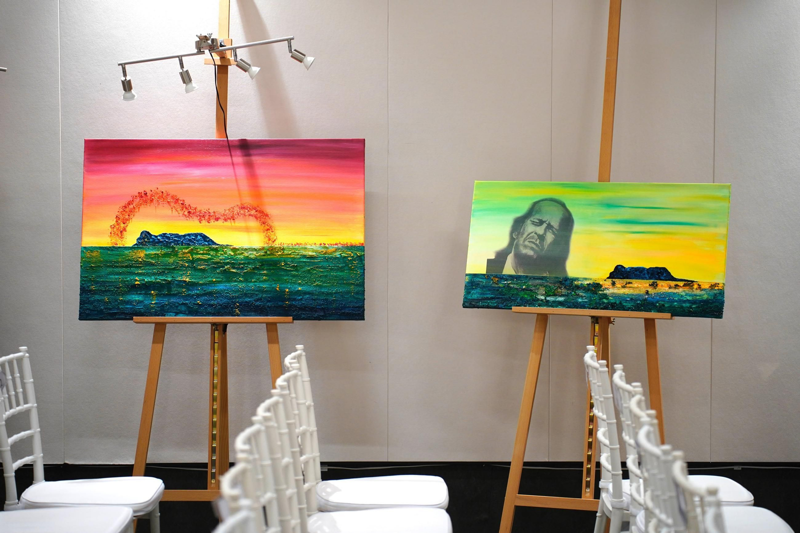 Fotos de la exposición 'Entre dos aguas' de Antonio Jesús Pérez en el Centro Paco de Lucía de Algeciras