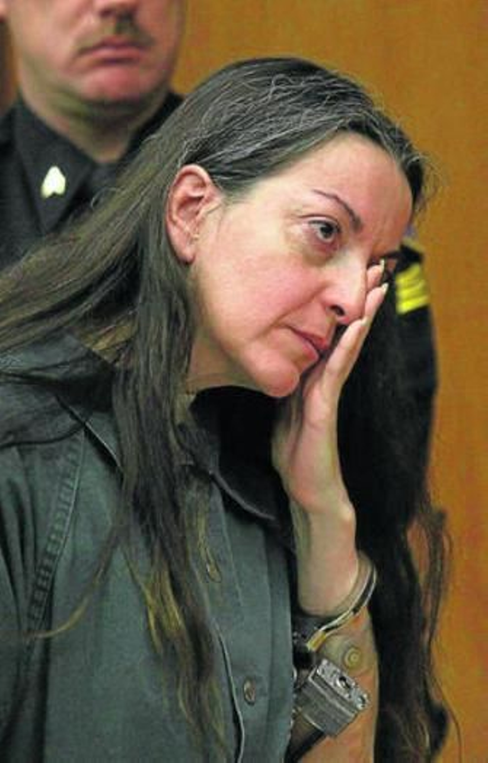 Carrascosa se seca las lágrimas tras la lectura de la sentencia.