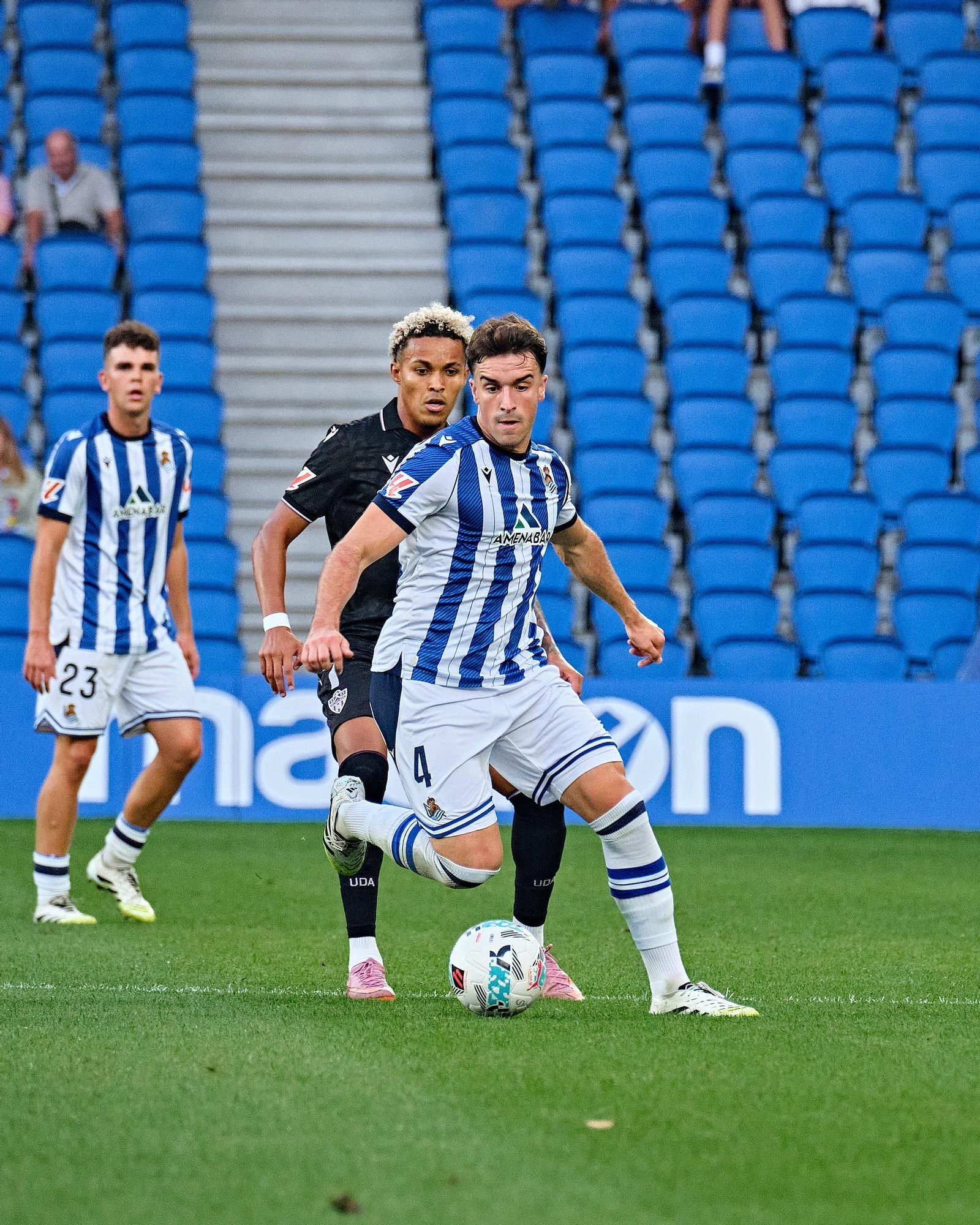 Lázaro Vinicius presiona al local Luken Beitia durante una acción del primer tiempo en Anoeta.