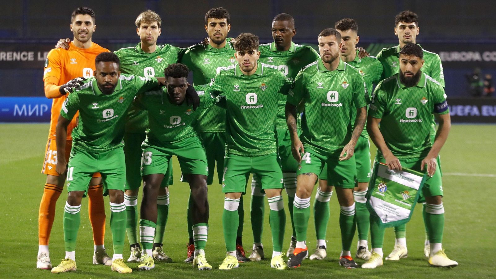 Fekir posa con el resto de sus compañeros con un banderín para el Dinamo de Zagreb.