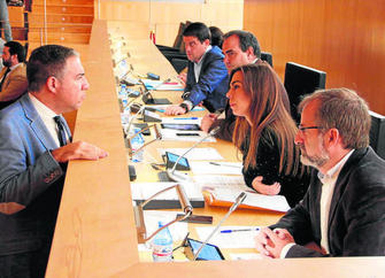 Bendodo habla con diputados de Ciudadanos.