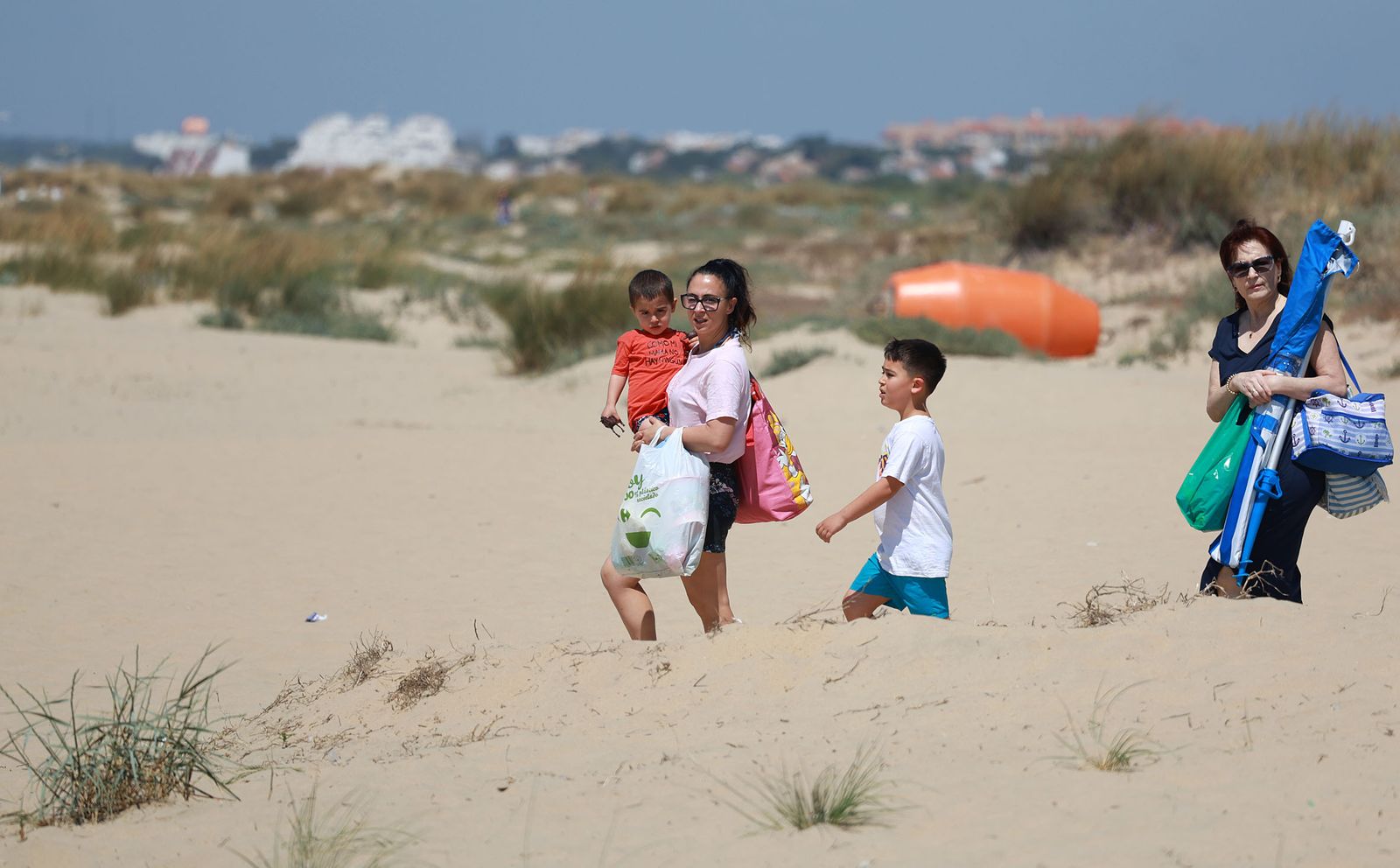 Imágenes del ambiente en las playas de Punta Umbría y La Bota en la mañana del domingo
