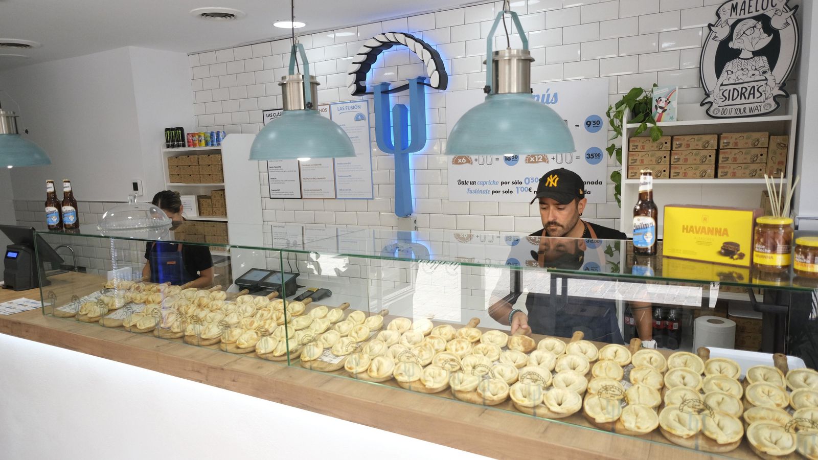 Todas las empanadas están hechas a mano, bien rellenas y cocidas en el horno