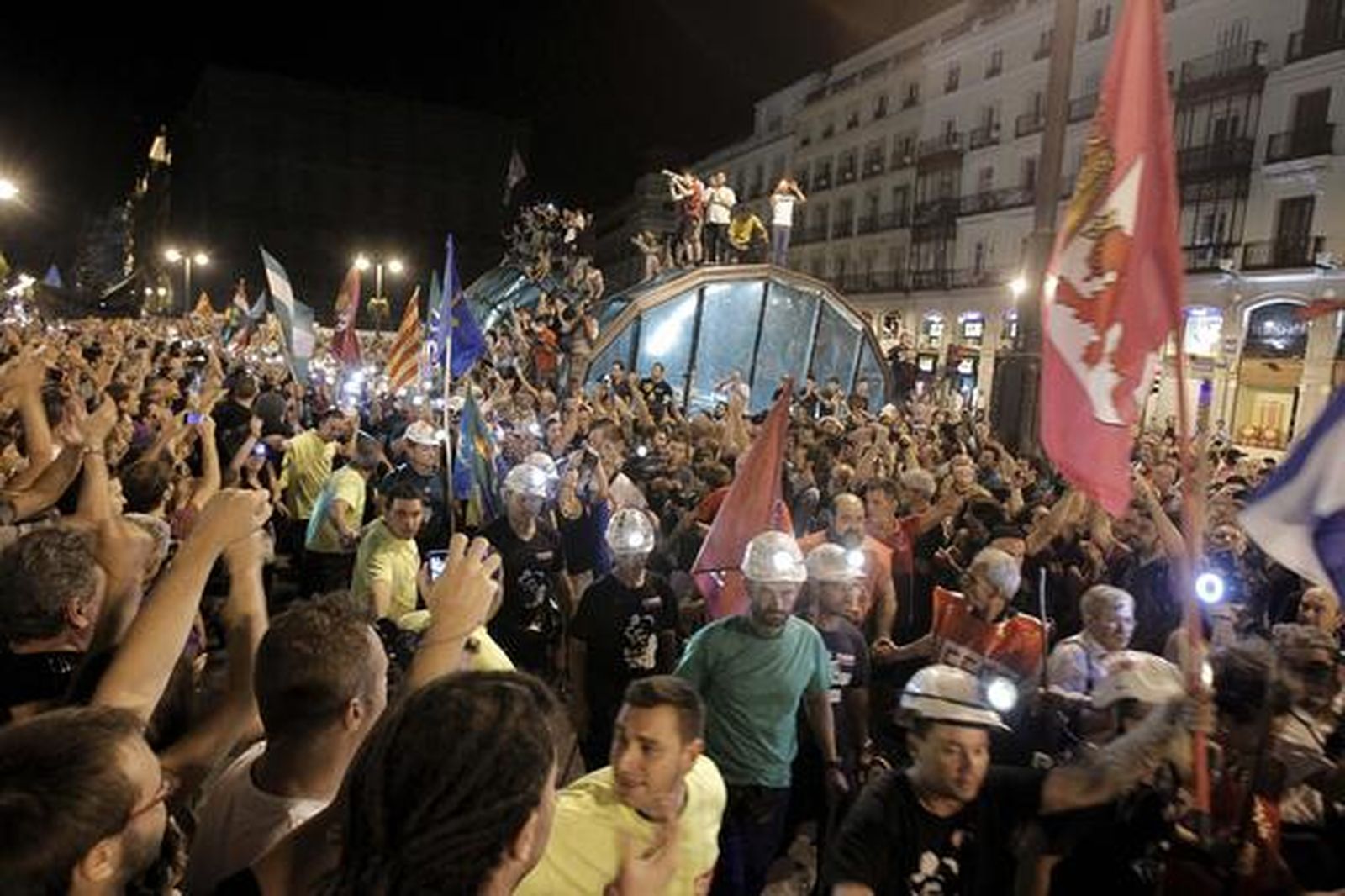 Los mineros llegan a Madrid tras una larga marcha protesta, de más de 400 kilómetros, por el cierre de la minería.

Foto: EFE