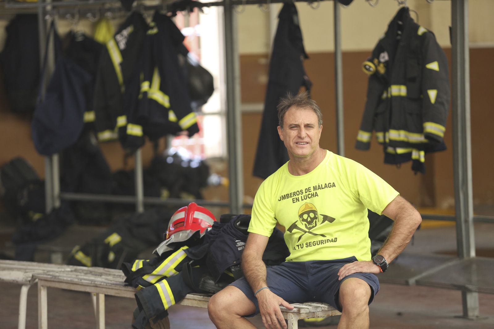 El sargento de bomberos sancionado, Juan Gálvez, en el parque central de Martiricos.