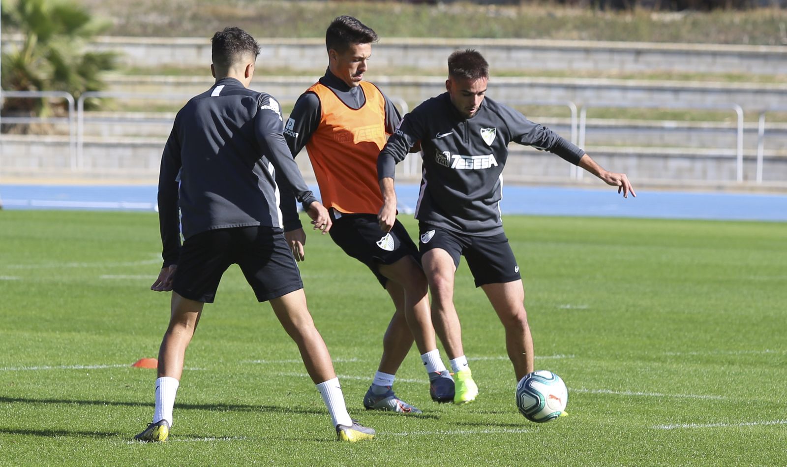 Adrián, Renato Santos y Lombán pisan césped