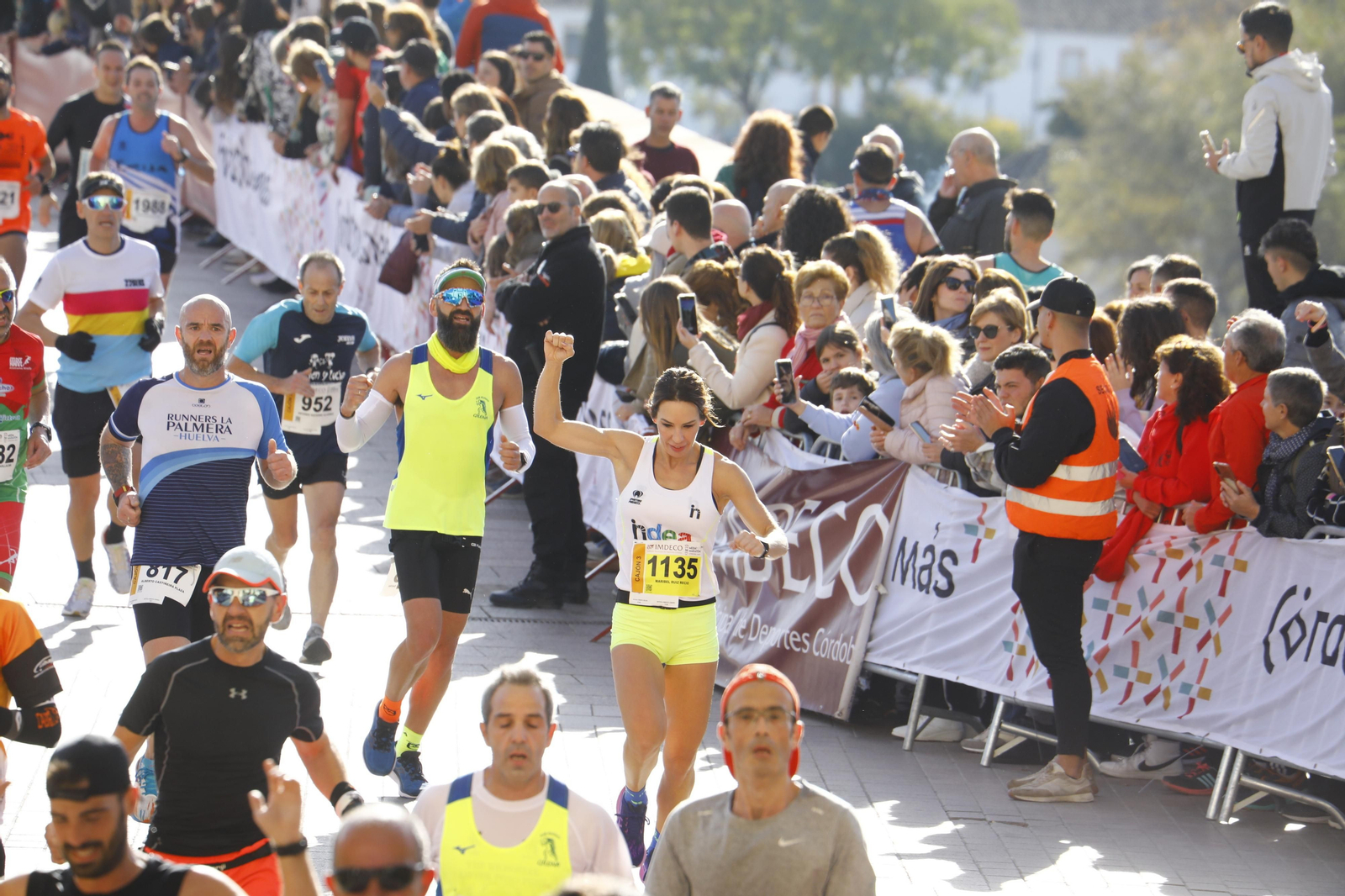 La gloria de cruzar la Puerta del Puente: imágenes de la meta de la 36 Media Maratón de Córdoba